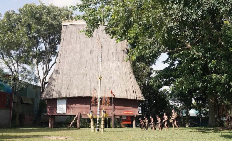 En la ceremonia, se realizan muchas actividades culturales, como tocar gongs y la danza Xoang.
