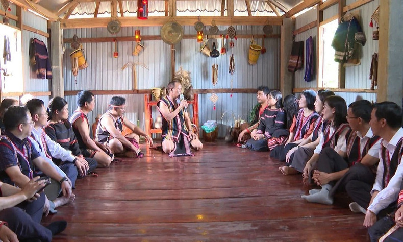 Rituales tradicionales en la ceremonia de propuesta de matrimonio del pueblo Jrai en la provincia de Gia Lai.
