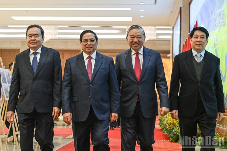 El primer ministro Pham Minh Chinh da la bienvenida a la conferencia al secretario general del Partido Comunista,To Lam, al presidente Luong Cuong y al titular de la Asamblea Nacional Tran Thanh Man.