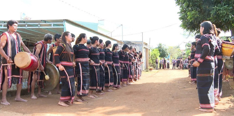 En la ceremonia, se realizan muchas actividades culturales, como tocar gongs y la danza Xoang.