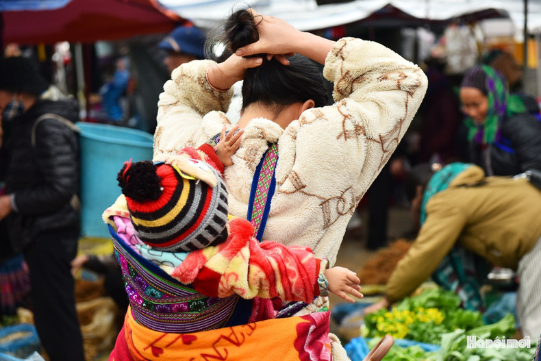 Todavía no es capaz de dar los primeros pasos, pero ya acompaña a la madre al mercado.