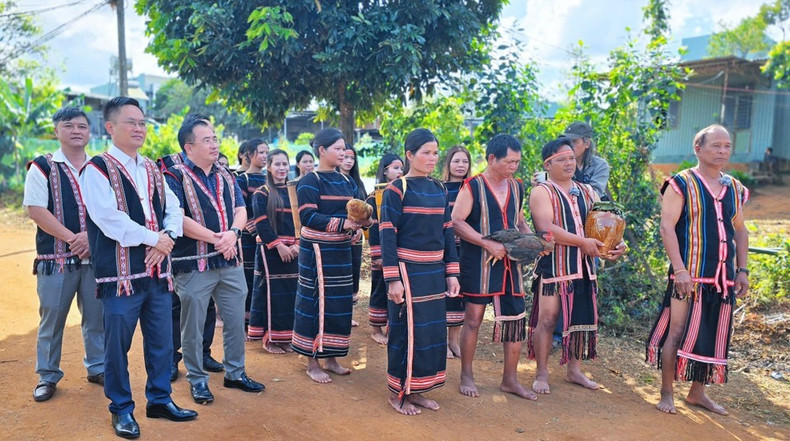 La familia del novio lleva regalos a la familia de la novia durante la ceremonia de propuesta de matrimonio del pueblo Jrai en la provincia de Gia Lai.
