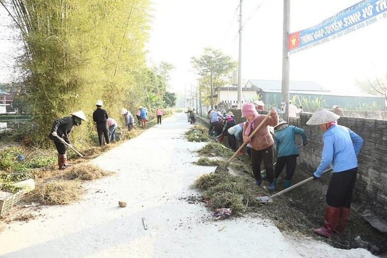 En las entradas a los pueblos de Thanh Nua, cientos de pobladores participan en la limpieza de desagües.