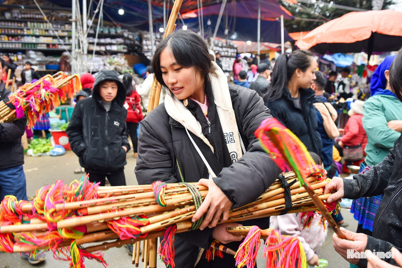 El sonido del khen y de la flauta le confiere un encanto especial al mercado.