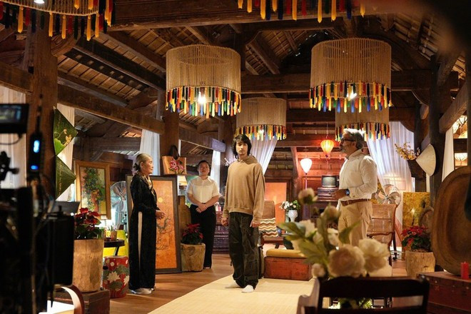 Actores indios y vietnamitas durante una escena de rodaje.