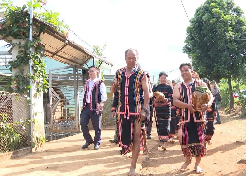 La familia del novio lleva regalos a la familia de la novia durante la ceremonia de propuesta de matrimonio del pueblo Jrai en la provincia de Gia Lai.