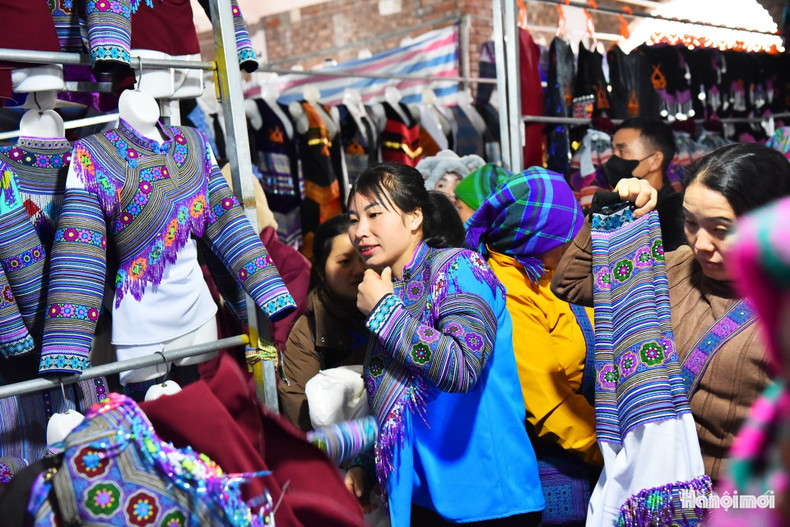 La diversidad de las etnias que concurren al mercado se refleja en los coloridos trajes tradicionales de vendedores y clientes.