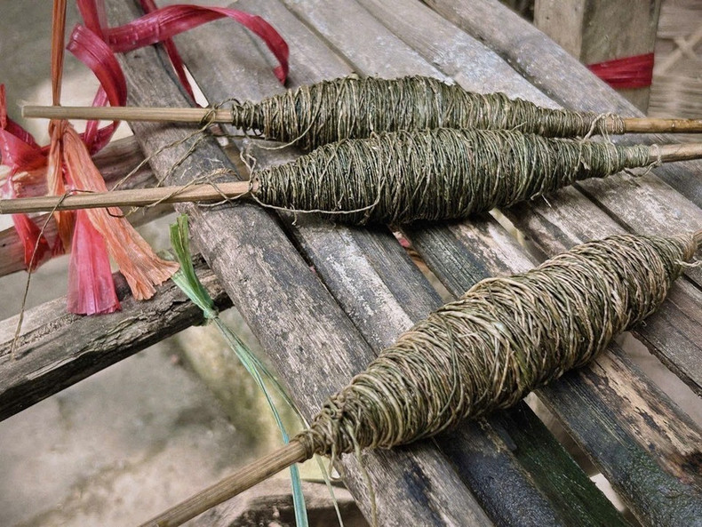 Los ovillos de lino se enrollan para prepararse para el tejido.