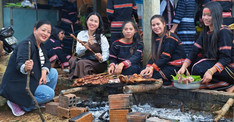 Turistas disfrutan de la cultura culinaria en la ceremonia.