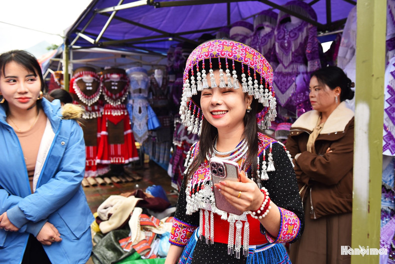 La alegría se traslada al rostro de una joven al elegir vestido para el Año Nuevo.