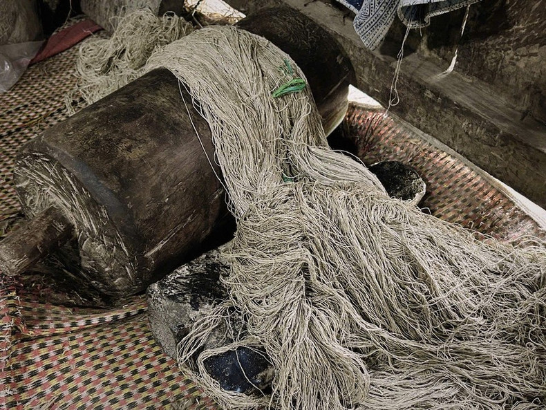 Los hilos de lino se trenzan con madera.