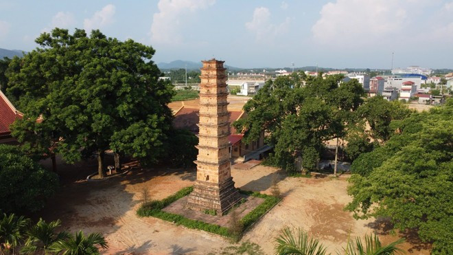La Torre Binh Son es la torre de ladrillo cocido más alta de la dinastía Tran (1225-1400) que aún se conserva. La Torre Binh Son es la torre de ladrillo cocido más alta de la dinastía Tran (1225-1400) que aún se conserva.