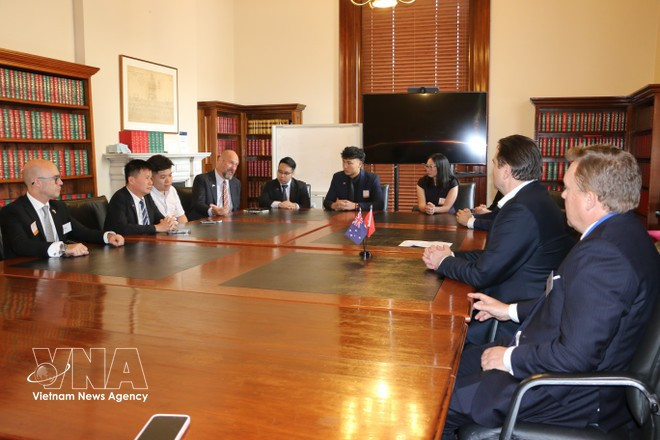 En una reunión entre representantes de VPAM, el VIFC, empresas vietnamitas y Export Finance Australia. (Foto: VNA)