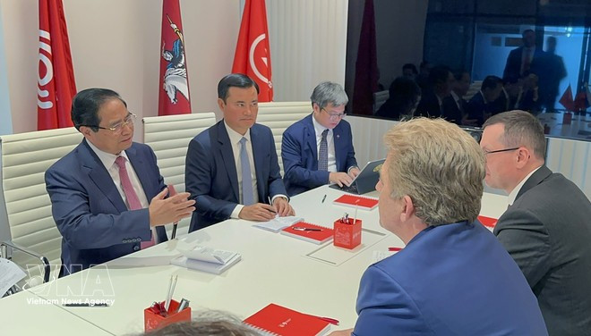 El primer ministro Pham Minh Chinh y representantes del Centro de control del sistema de metro de Moscú. Foto: VNA