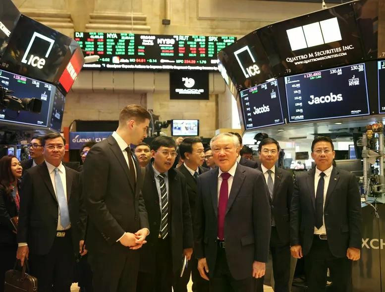 El viceprimer ministro de Vietnam, Nguyen Hoa Binh, visita la Bolsa de Nueva York. (Foto: VGP)