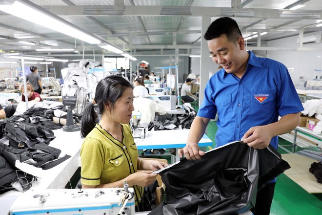 Con el deseo de prosperar, en 2024 el joven Tran Dinh Truong, del barrio de My Hao (provincia de Hung Yen), invirtió cerca de 7.000 millones de VND en la apertura de un taller de confección, que actualmente genera empleo estable para unas 150 personas. (Foto: VNA)