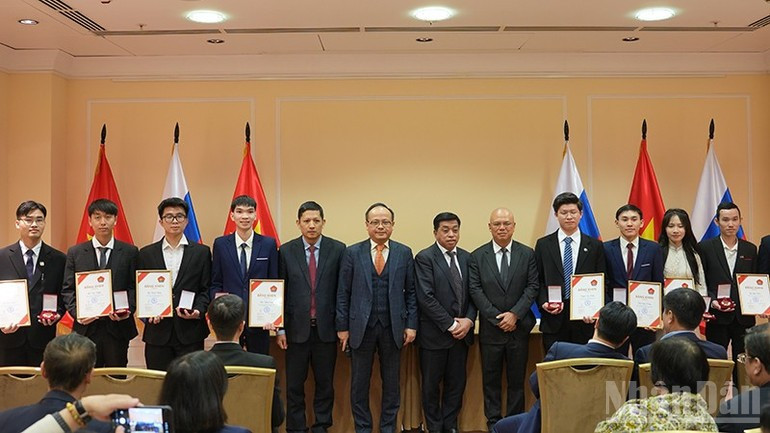 El fondo de becas de la Unión otorga premios a alumnos vietnamitas en Rusia con logros sobresalientes.