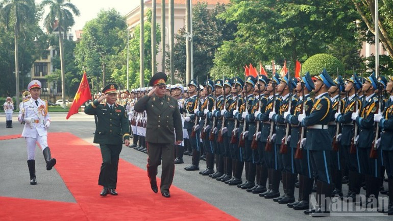 El general Nguyen Tan Cuong, jefe del Estado Mayor del Ejército Popular de Vietnam y viceministro de Defensa Nacional (izquierda), y el general de división Pavel Muraveiko, jefe del Estado Mayor General de las Fuerzas Armadas y primer viceministro de Defensa de Bielorrusia pasan revista a la Guardia de Honor del Ejército Popular de Vietnam. (Foto: Nhan Dan) El general Nguyen Tan Cuong, jefe del Estado Mayor del Ejército Popular de Vietnam y viceministro de Defensa Nacional (izquierda), y el general de división Pavel Muraveiko, jefe del Estado Mayor General de las Fuerzas Armadas y primer viceministro de Defensa de Bielorrusia pasan revista a la Guardia de Honor del Ejército Popular de Vietnam. (Foto: Nhan Dan)