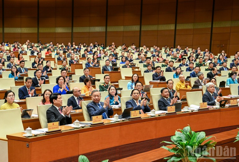 El secretario general del Partido Comunista de Vietnam, To Lam, y otros dirigentes del Partido y Estado asisten a la inauguración del décimo periodo de sesiones de la Asamblea Nacional de la XV legislatura. (Foto: Nhan Dan)