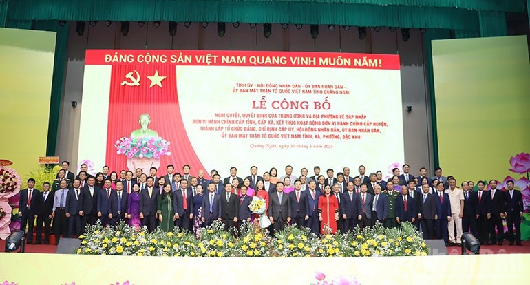 Buró Ejecutivo del Comité del Partido de Quang Ngai después de la fusión. Buró Ejecutivo del Comité del Partido de Quang Ngai después de la fusión.