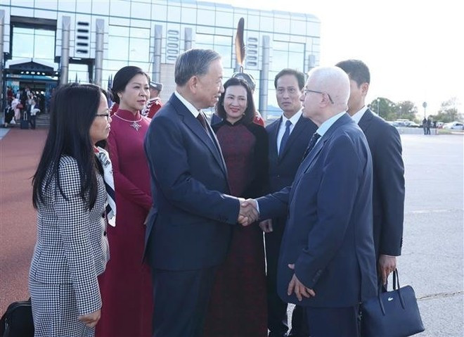 El secretario general del Partido Comunista de Vietnam, To Lam, acompañado de su esposa y de una delegación vietnamita de alto nivel, concluye su exitosa visita oficial a Bulgaria (Foto: VNA)