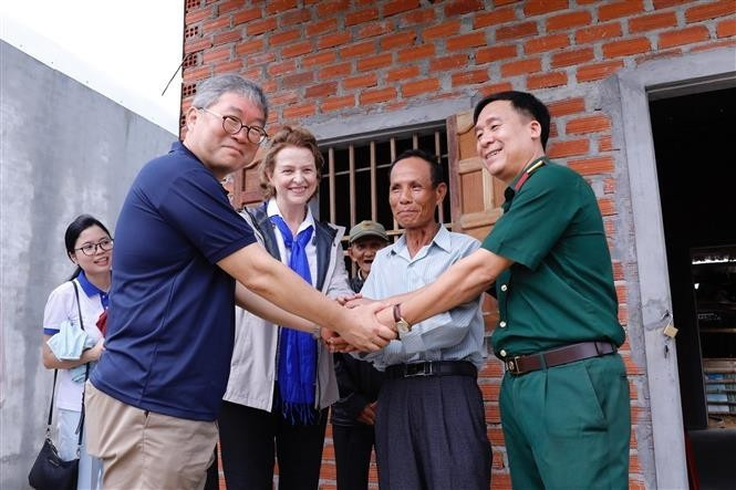 Caitlin Wiesen, representante residente del Programa de las Naciones Unidas para el Desarrollo (PNUD) en Vietnam, junto con su delegación, visita a los habitantes de la comuna de Cat Nhon, distrito de Phu Cat, provincia de Binh Dinh, en una zona que ha sido despejada de bombas y explosivos (el 20 de octubre de 2020). (Foto: VNA)