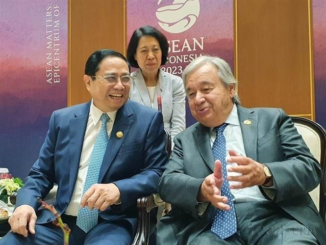 Con motivo de la 43ª Cumbre de la Asean y las cumbres relacionadas en Yakarta (Indonesia), el primer ministro Pham Minh Chinh mantiene un intercambio con el secretario general de las Naciones Unidas, António Guterres (el 7 de septiembre de 2023). (Foto: VNA)