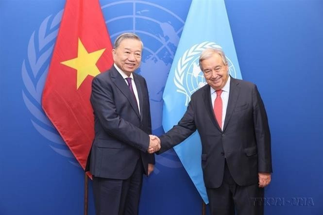 Con motivo de su participación en el 79º período de sesiones de la Asamblea General de las Naciones Unidas y de su visita de trabajo a Estados Unidos, en la tarde del 24 de septiembre de 2024 (hora local), en la ciudad de Nueva York, el secretario general del Partido Comunista y presidente de Vietnam, To Lam, se reúne con el secretario general de la ONU, António Guterres. (Foto: VNA)
