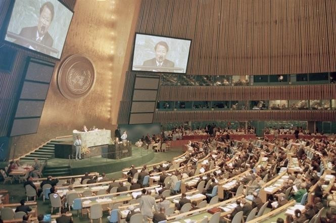 Desde que se unió a la ONU, Vietnam ha participado cada vez más activamente, ha ocupado cargos importantes dentro del sistema y ha trabajado intensamente en los tres pilares de la organización. En la foto: el presidente Tran Duc Luong pronuncia un discurso en la ceremonia inaugural de la Cumbre del Milenio de las Naciones Unidas (Nueva York, el 6 de septiembre de 2000). (Foto: VNA)