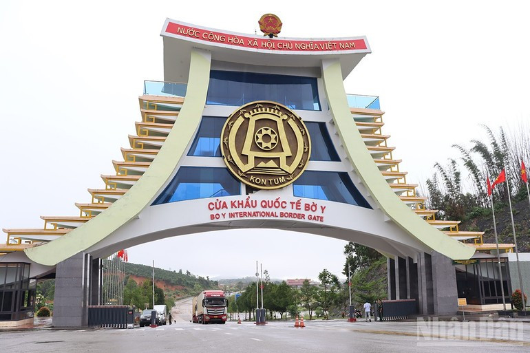 La puerta fronteriza internacional de Bo Y, un nuevo motor de crecimiento de Quang Ngai en la explotación del corredor económico este-oeste. La puerta fronteriza internacional de Bo Y, un nuevo motor de crecimiento de Quang Ngai en la explotación del corredor económico este-oeste.