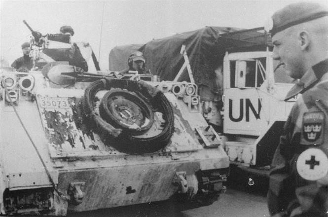 La ONU es una organización con presencia en todo el mundo, incluso en las regiones más difíciles. En la foto: un contingente sueco de las Fuerzas de Mantenimiento de la Paz de la ONU asume las posiciones y tareas de los soldados canadienses en la frontera entre Macedonia y Serbia. (Foto: Archivo de VNA)