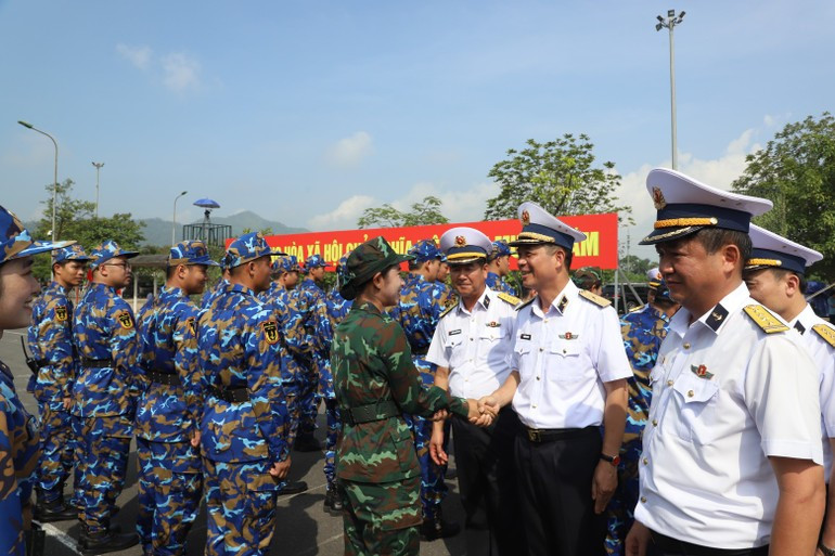 El general de brigada Nguyen An Phong anima a las fuerzas. El general de brigada Nguyen An Phong anima a las fuerzas.