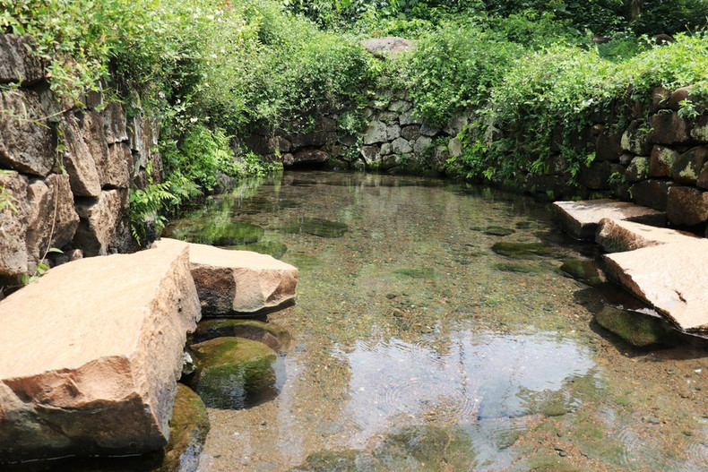 Fuente de agua fresca y clara en el antiguo pozo. Fuente de agua fresca y clara en el antiguo pozo.