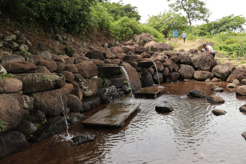 La característica más destacada del antiguo sistema de pozos de Gio An es que se construyó ordenando piedras para aprovechar las fuentes de agua subterráneas, lo que facilita la vida diaria y la producción agrícola. La característica más destacada del antiguo sistema de pozos de Gio An es que se construyó ordenando piedras para aprovechar las fuentes de agua subterráneas, lo que facilita la vida diaria y la producción agrícola.