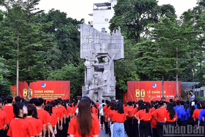 La ceremonia de saludo a la bandera 'Amo a mi Patria' es uno de los eventos especiales de la Federación de la Juventud de Vietnam, en saludo al 80º aniversario de la Revolución de Agosto y el Día Nacional. miu-5175.jpg