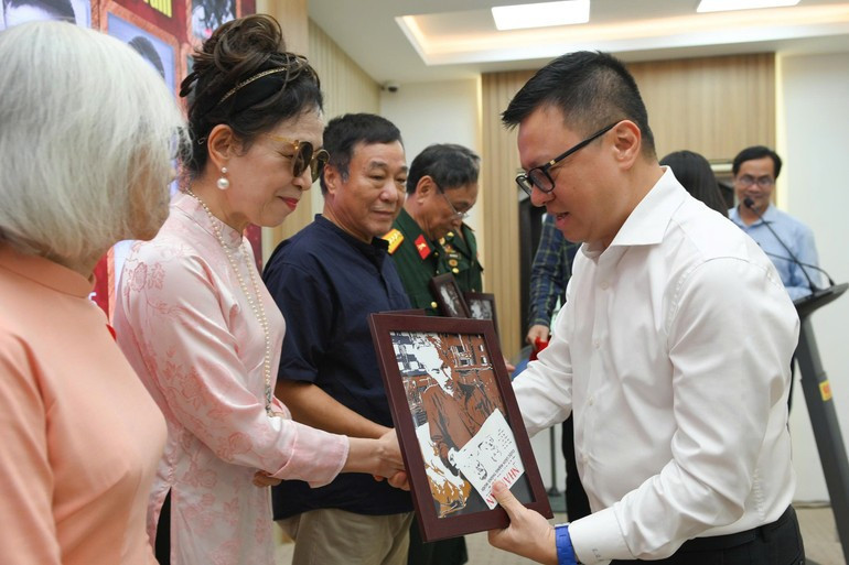 Quoc Minh entrega obsequios a las familias de los testigos históricos. Quoc Minh entrega obsequios a las familias de los testigos históricos.