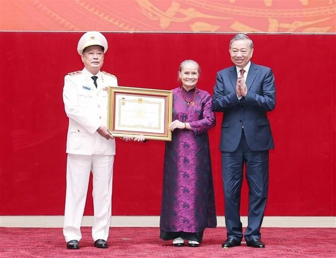 El secretario general To Lam entrega el título de "Héroe de las Fuerzas Armadas Populares" a la representación familiar del difunto ministro de Seguridad Pública, Le Minh Huong. (Foto: VNA) El secretario general To Lam entrega el título de "Héroe de las Fuerzas Armadas Populares" a la representación familiar del difunto ministro de Seguridad Pública, Le Minh Huong. (Foto: VNA)