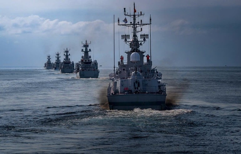 Los buques de la Armada en plena práctica. Los buques de la Armada en plena práctica.