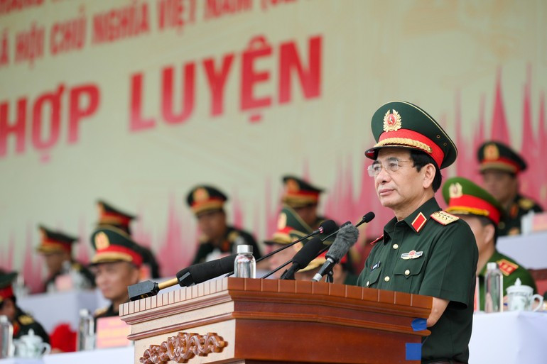 El ministro de Defensa Nacional, general Phan Van Giang, habla en la cita. El ministro de Defensa Nacional, general Phan Van Giang, habla en la cita.