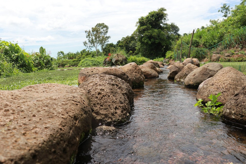 Los antepasados eligieron un lugar con fuentes de agua subterránea para disponer piedras, creando pozos, tanques de sedimentación y canales de agua para la vida diaria y la producción agrícola. Los antepasados eligieron un lugar con fuentes de agua subterránea para disponer piedras, creando pozos, tanques de sedimentación y canales de agua para la vida diaria y la producción agrícola.
