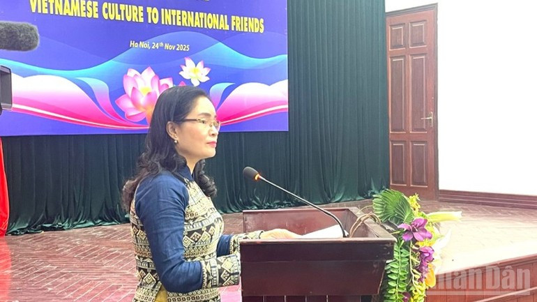 Trinh Thi Thuy, viceministra de Cultura, Deportes y Turismo de Vietnam, habla en la cita.