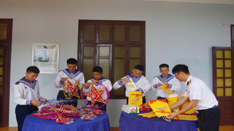 Preparan regalos para los niños. Preparan regalos para los niños.