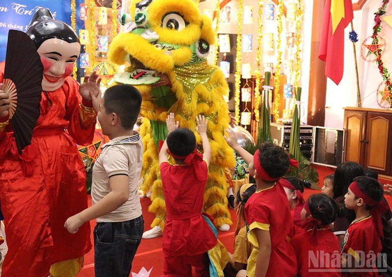 Niños y adolescentes disfrutan de animadas danzas de león.