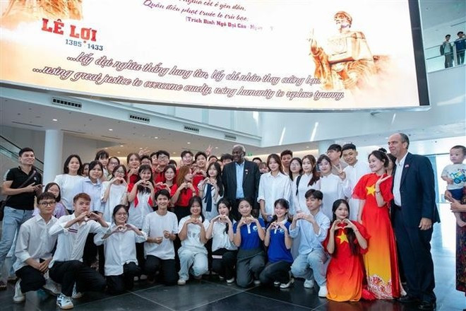 El presidente de la Asamblea Nacional del Poder Popular y del Consejo de Estado de Cuba, Esteban Lazo Hernández, se toma una foto con jóvenes y visitantes del Museo de Historia Militar de Vietnam. (Foto: VNA) El presidente de la Asamblea Nacional del Poder Popular y del Consejo de Estado de Cuba, Esteban Lazo Hernández, se toma una foto con jóvenes y visitantes del Museo de Historia Militar de Vietnam. (Foto: VNA)