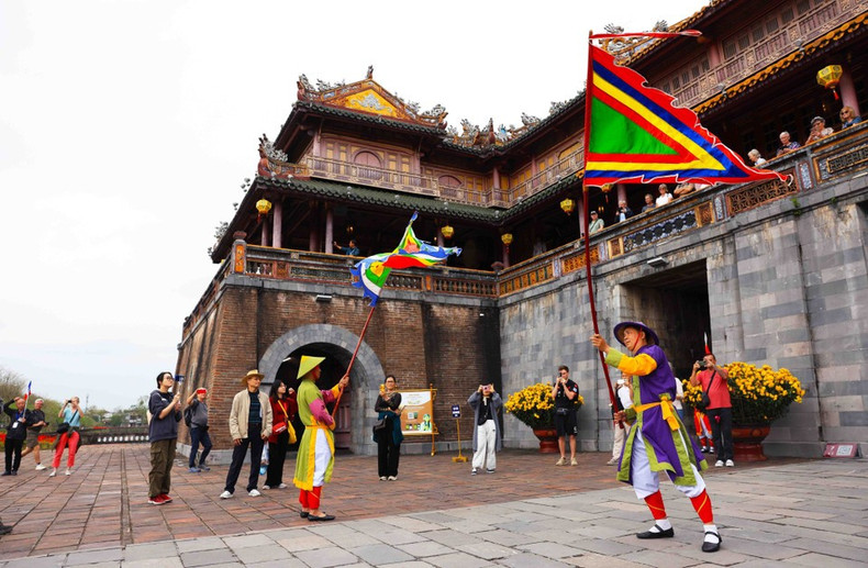 La recreación de la ceremonia del Cambio de Guardia tiene lugar en la Puerta Ngo Mon de la Ciudadela Imperial de Hue. Foto: VNA