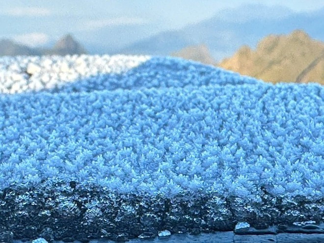 Cristales de hielo cubren la cima del Fansipan (Foto: tuoitre.vn)