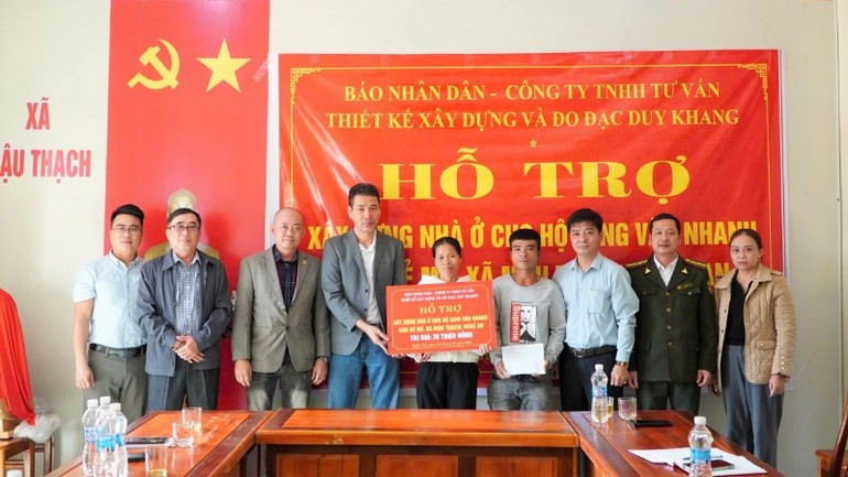 Entregan asistencia financiera para la construcción de viviendas a Lang Van Nhanh, en la aldea de Ke Me, comuna de Mau Thach, provincia de Nghe An.