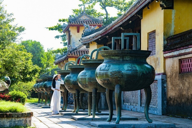 Las nueve urnas dinásticas de la dinastía Nguyen se encuentran frente al patio de The Mieu en la Ciudadela Imperial de Hue. Foto: VNA