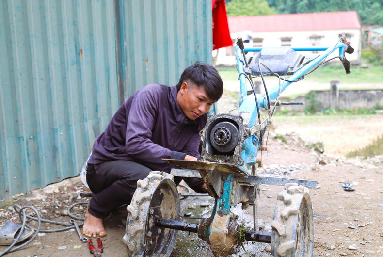 Un joven de la etnia Dan Lai en la aldea Bung (comuna de Mon Son, provincia de Nghe An) reparando maquinaria agrícola para prepararse para la nueva temporada de siembra. (Foto: VNA)