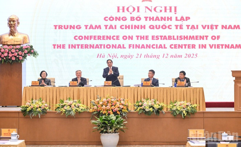 El primer ministro de Vietnam, Pham Minh Chinh, y los viceprimeros ministros presiden la conferencia.